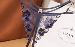 男人吃奶摸下挵进去是什么感觉